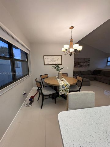 10280 NW 9th St Cir 202, Miami, FL 33172