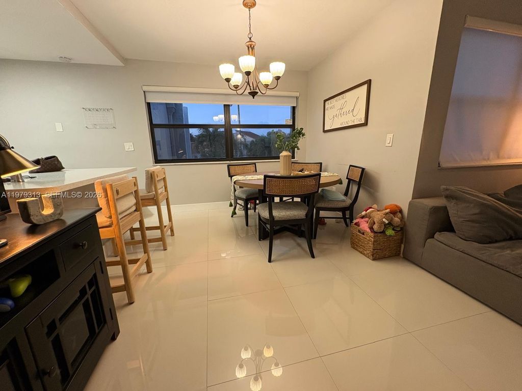 10280 NW 9th St Cir 202, Miami, FL 33172