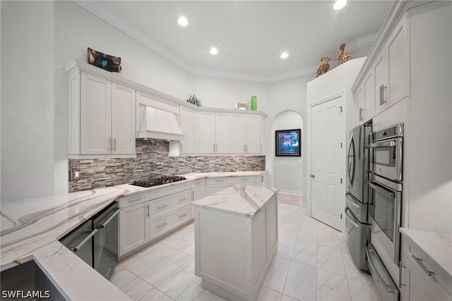 6449 Costa CIR, Naples, FL 34113