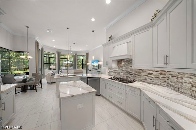 6449 Costa CIR, Naples, FL 34113