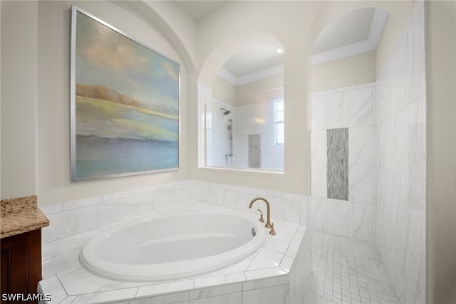 6449 Costa CIR, Naples, FL 34113