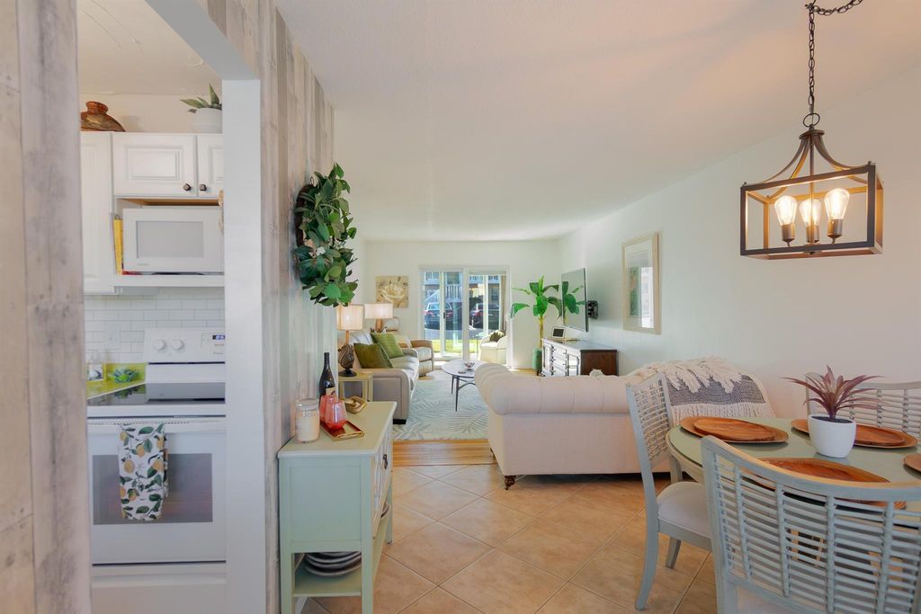 2164 NE 1st Way 105, Boynton Beach, FL 33435