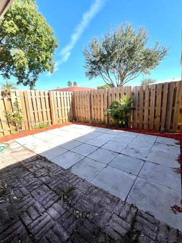 885 NE 213th Ter 2, Miami, FL 33179