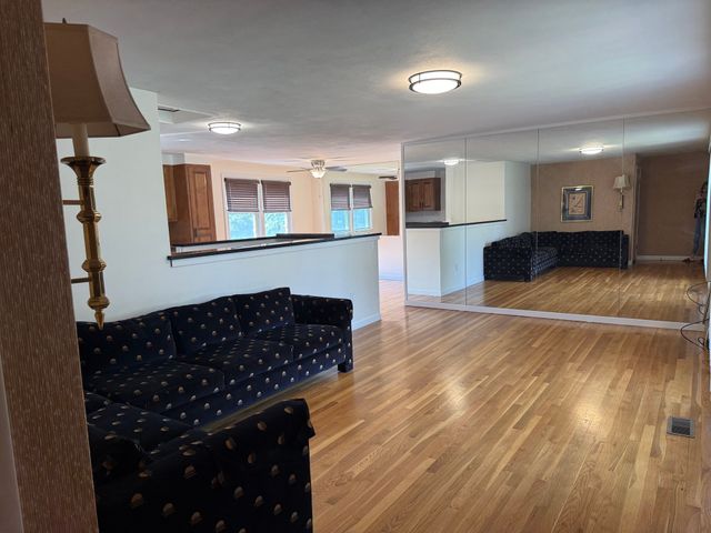 585 Burncoat 1, Worcester, MA 01606