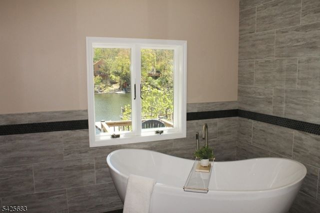 223 Squaw Trl, Hopatcong Boro, NJ 07821