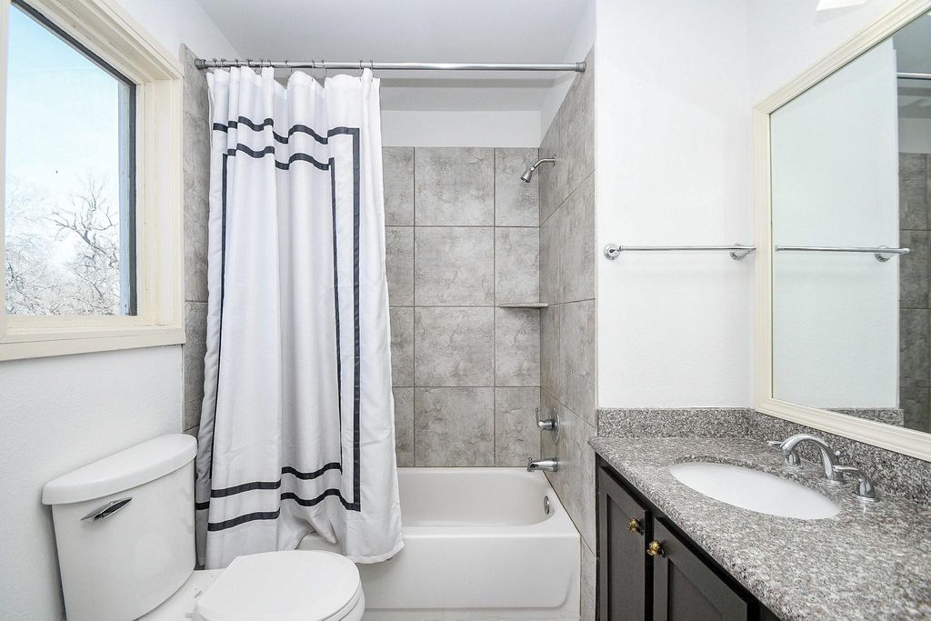 Image 11 of property listing at 5202 Mimosa Lane, Richmond, TX 77406