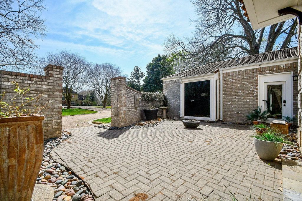 Image 3 of property listing at 5202 Mimosa Lane, Richmond, TX 77406