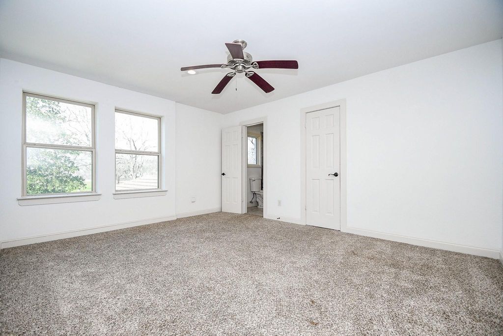 Image 7 of property listing at 5202 Mimosa Lane, Richmond, TX 77406