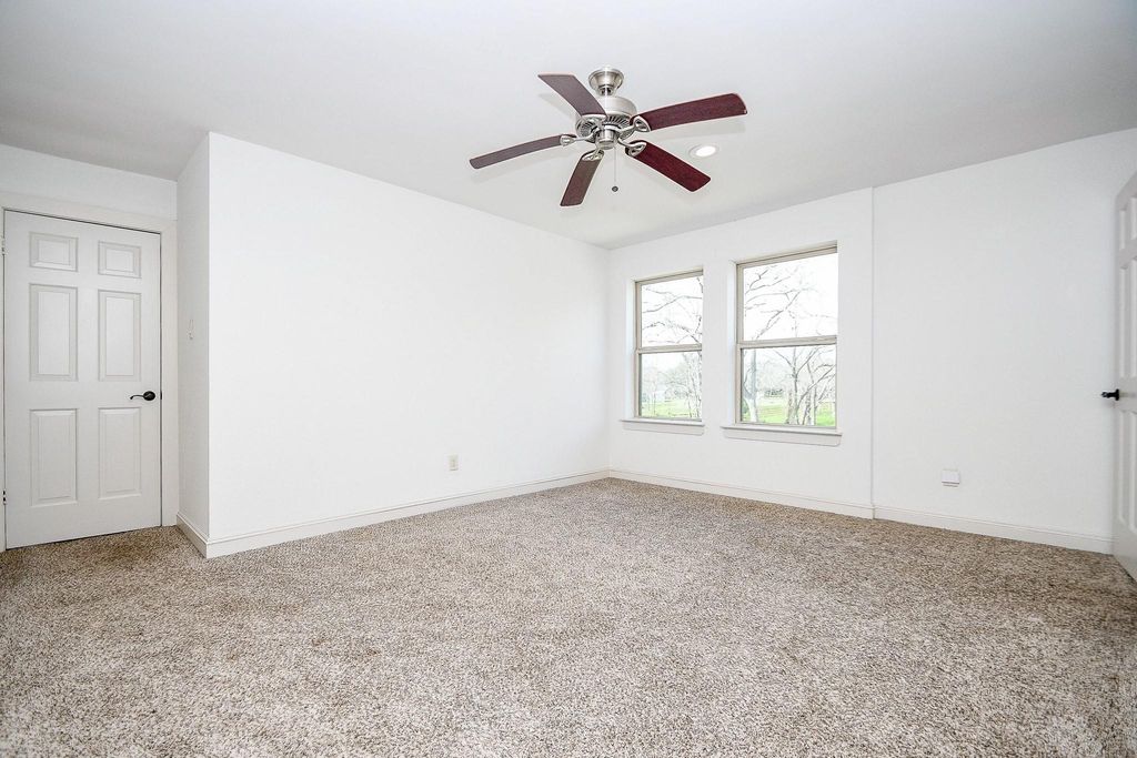 Image 8 of property listing at 5202 Mimosa Lane, Richmond, TX 77406