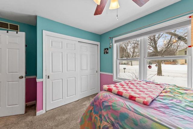 534 Woodridge DRIVE, Grafton, WI 53024