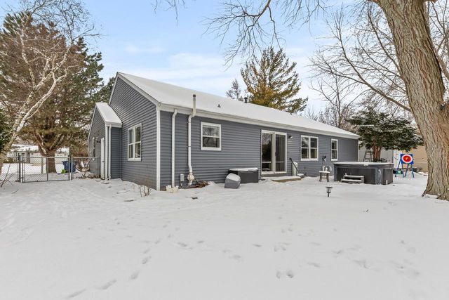 534 Woodridge DRIVE, Grafton, WI 53024