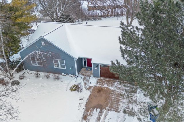 534 Woodridge DRIVE, Grafton, WI 53024