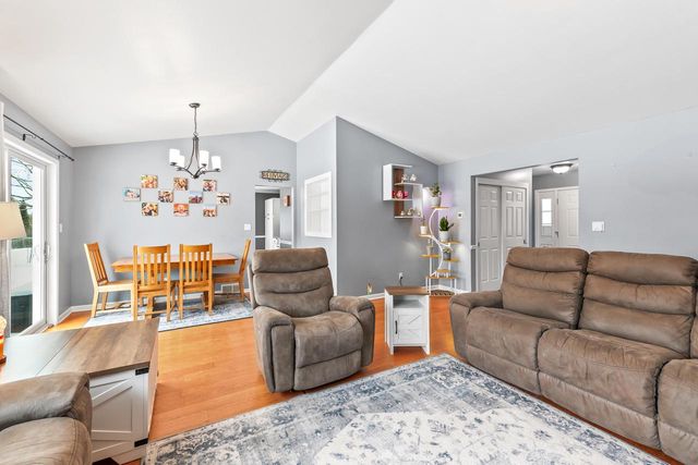 534 Woodridge DRIVE, Grafton, WI 53024