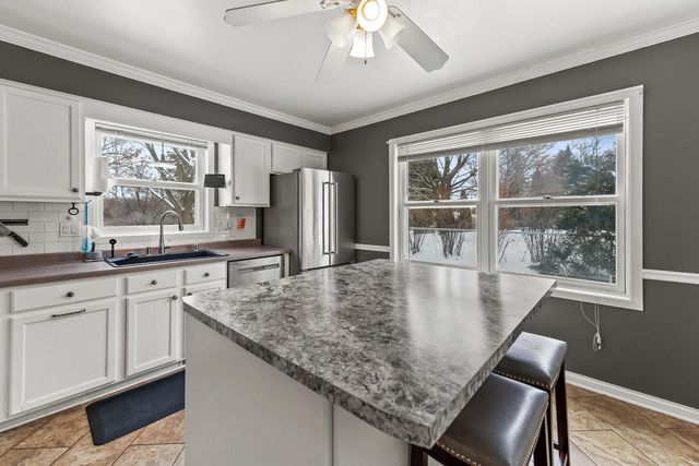 534 Woodridge DRIVE, Grafton, WI 53024