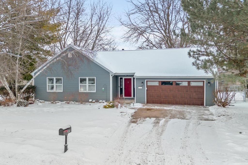 534 Woodridge DRIVE, Grafton, WI 53024