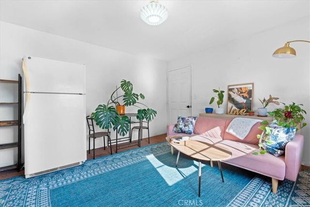 6902 Quakertown Avenue, Winnetka, CA 91306