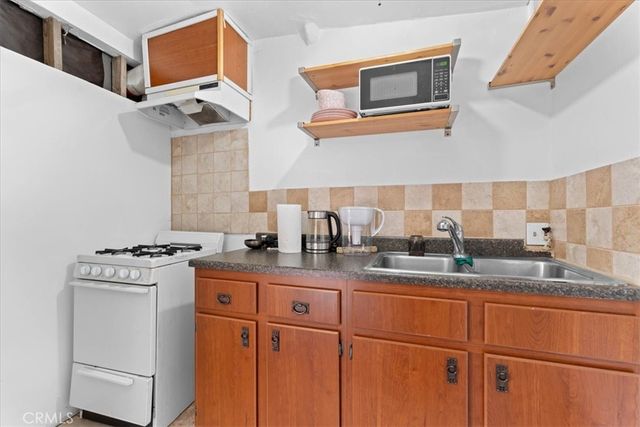 6902 Quakertown Avenue, Winnetka, CA 91306