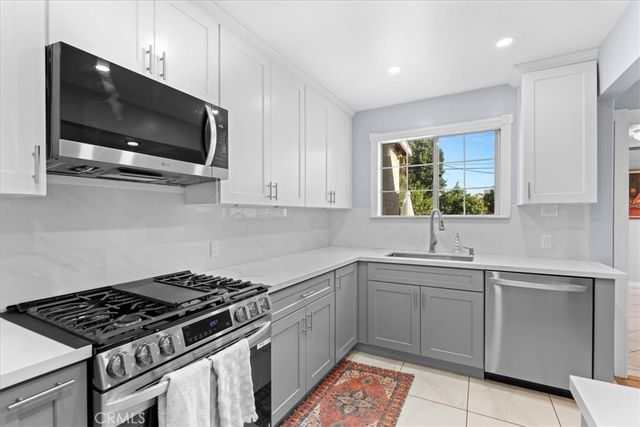 6902 Quakertown Avenue, Winnetka, CA 91306