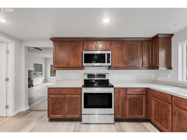 148 Se HOUCK Ave, Roseburg, OR 97470