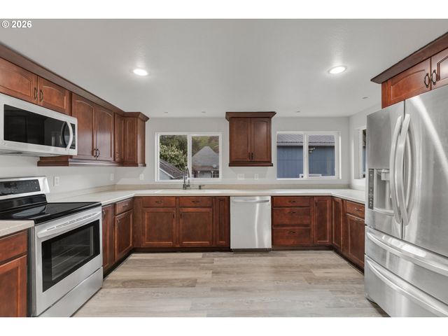 148 Se HOUCK Ave, Roseburg, OR 97470