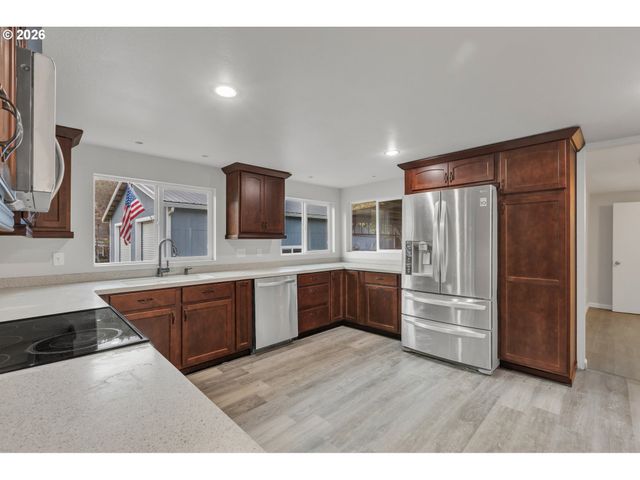 148 Se HOUCK Ave, Roseburg, OR 97470