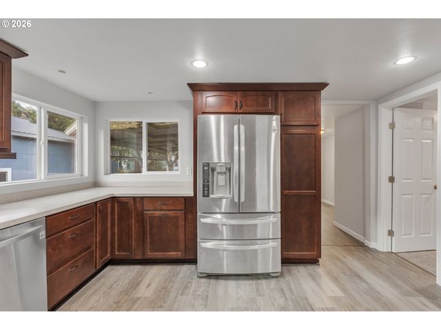 148 Se HOUCK Ave, Roseburg, OR 97470