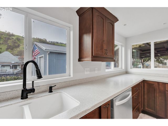 148 Se HOUCK Ave, Roseburg, OR 97470