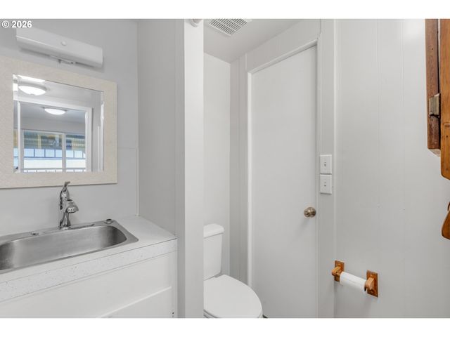 148 Se HOUCK Ave, Roseburg, OR 97470