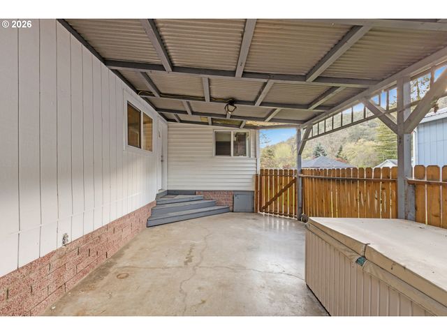 148 Se HOUCK Ave, Roseburg, OR 97470