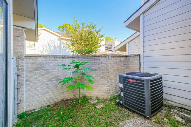 11983 Bob White Drive 17-852, Houston, TX 77035