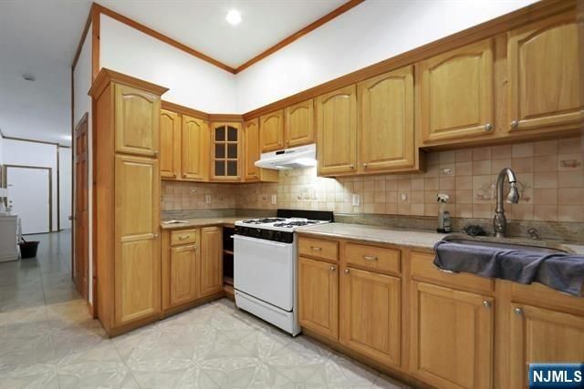 300 49th Street, Union City, NJ 07087