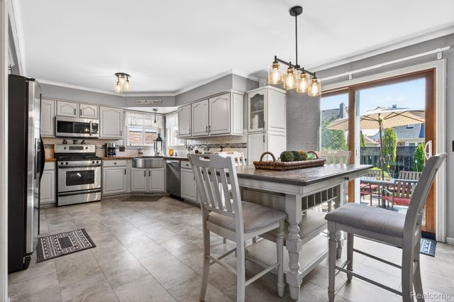 16853 Aspen Way, Southgate, MI 48195