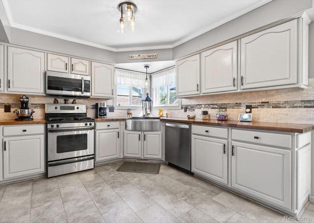 16853 Aspen Way, Southgate, MI 48195