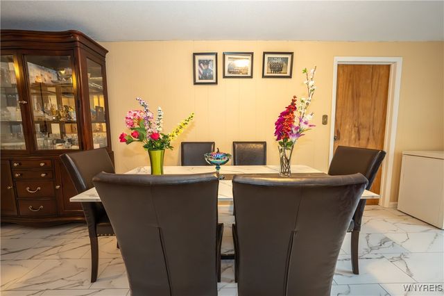 75 Fairoaks Lane, Cheektowaga, NY 14227