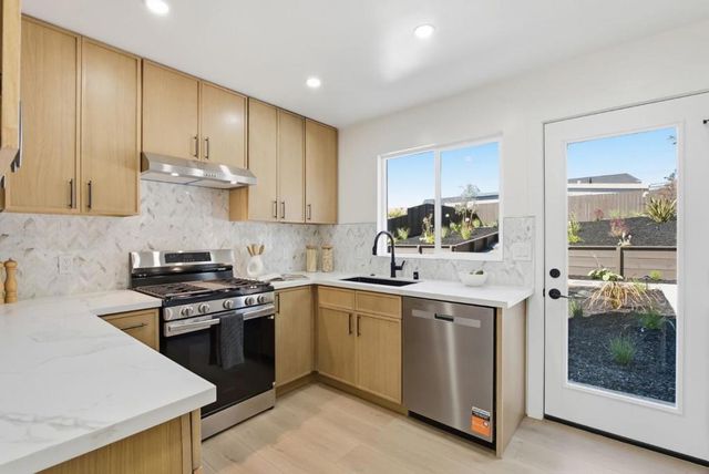 483 Heathcliff Drive, Pacifica, CA 94044