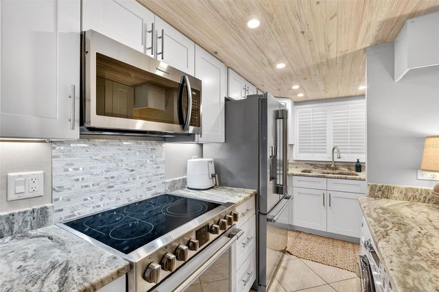 633 ALHAMBRA ROAD 205, Venice, FL 34285