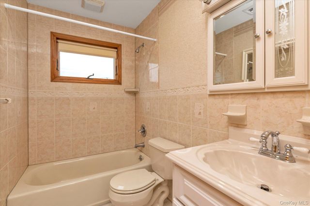 203 Pershing Parkway, Mineola, NY 11501