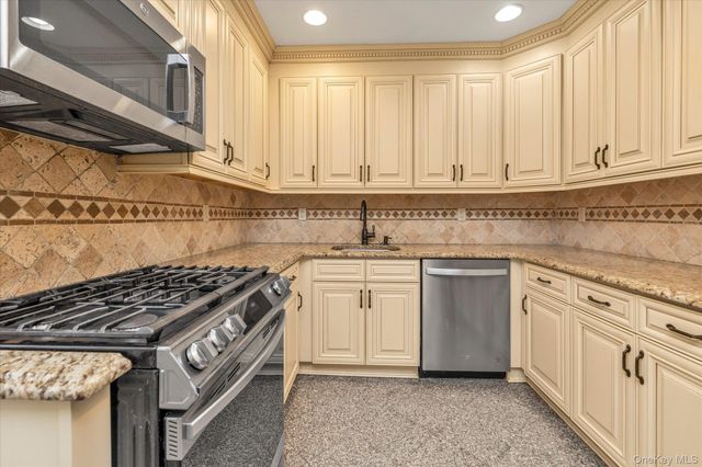 203 Pershing Parkway, Mineola, NY 11501