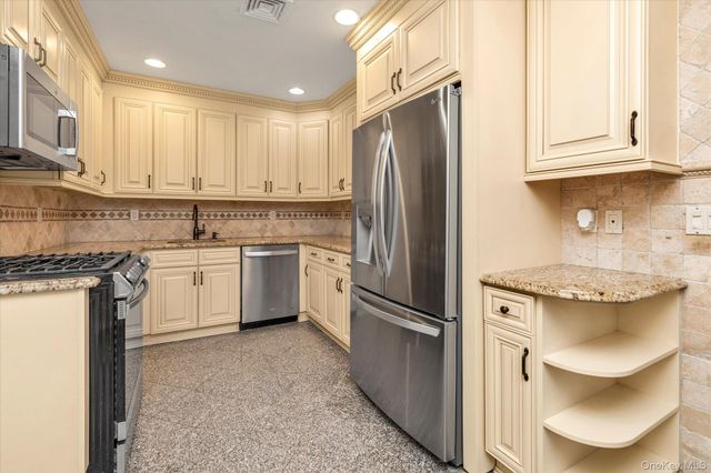 203 Pershing Parkway, Mineola, NY 11501