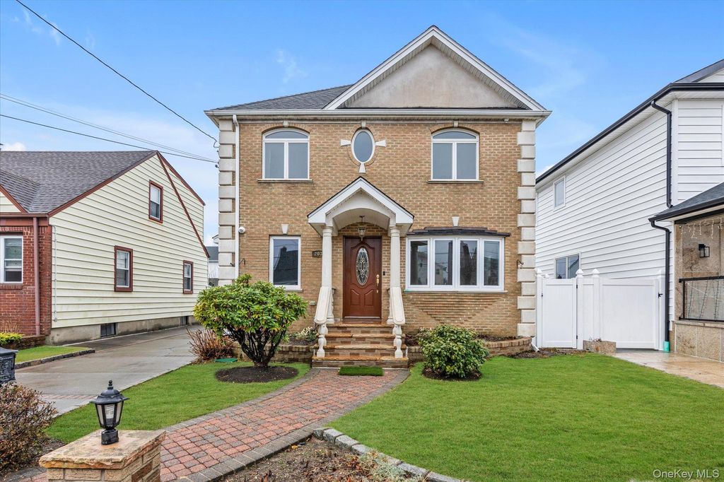 203 Pershing Parkway, Mineola, NY 11501