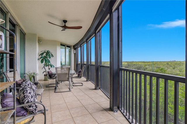 425 Cove Tower DR 504, Naples, FL 34110