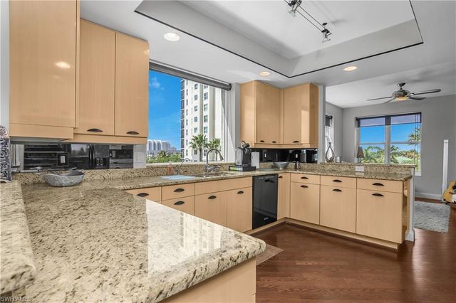 425 Cove Tower DR 504, Naples, FL 34110