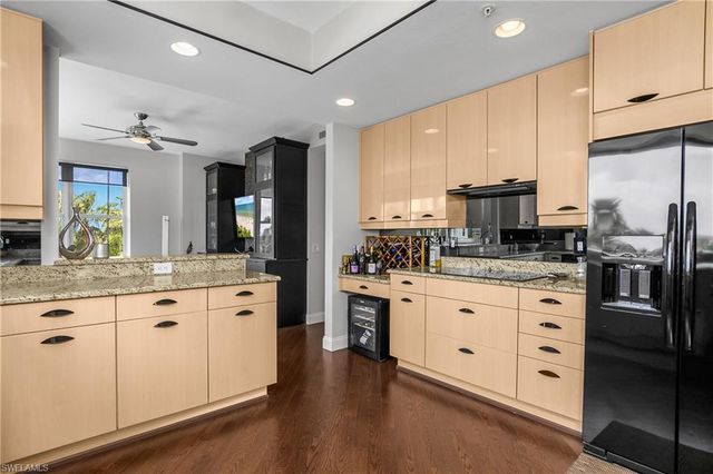 425 Cove Tower DR 504, Naples, FL 34110