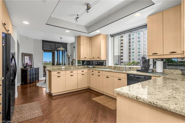 425 Cove Tower DR 504, Naples, FL 34110