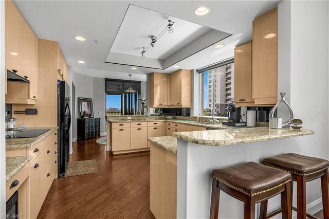 425 Cove Tower DR 504, Naples, FL 34110