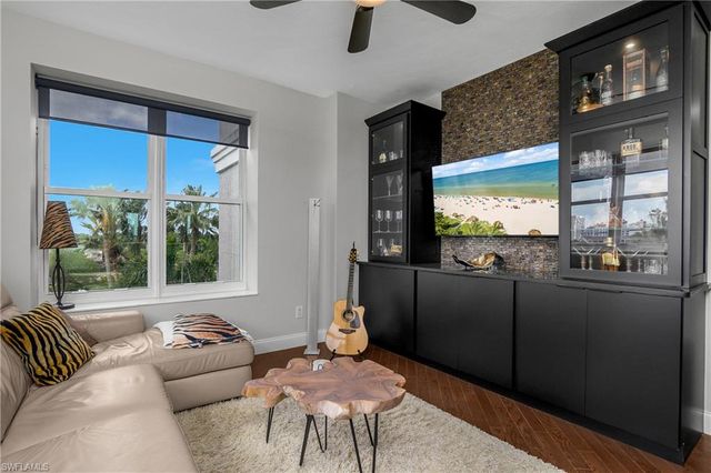 425 Cove Tower DR 504, Naples, FL 34110