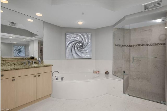 425 Cove Tower DR 504, Naples, FL 34110