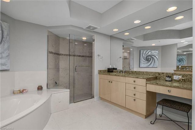 425 Cove Tower DR 504, Naples, FL 34110