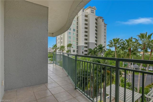 425 Cove Tower DR 504, Naples, FL 34110
