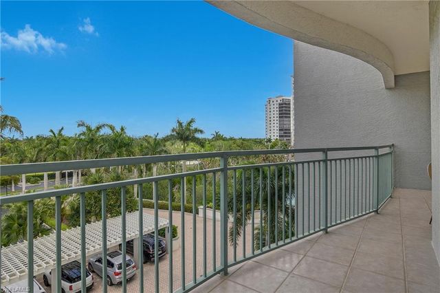 425 Cove Tower DR 504, Naples, FL 34110